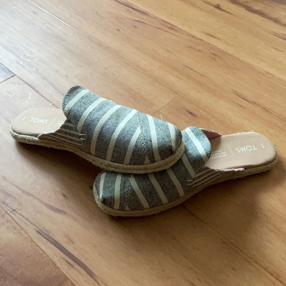 Tom’s slip on shoes size 6